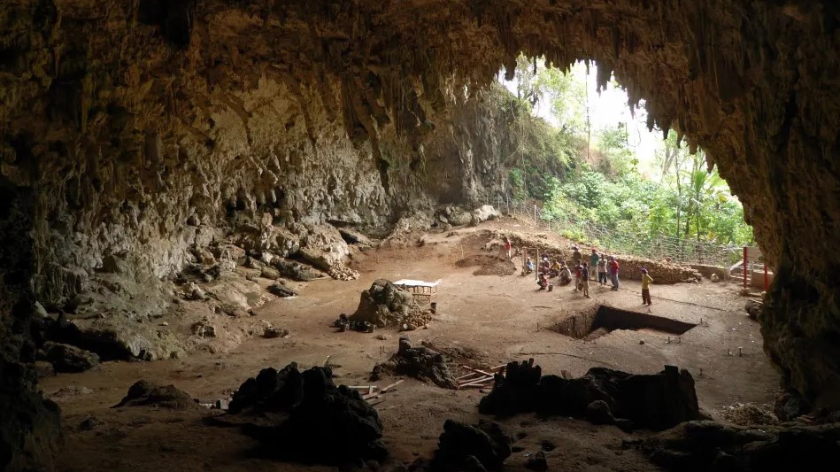 Gruta de Liang Bua na ilha das Flores, onde foram descobertos exemplares da espécie “Hobbit”. Imagem: Equipe Liang Bua.