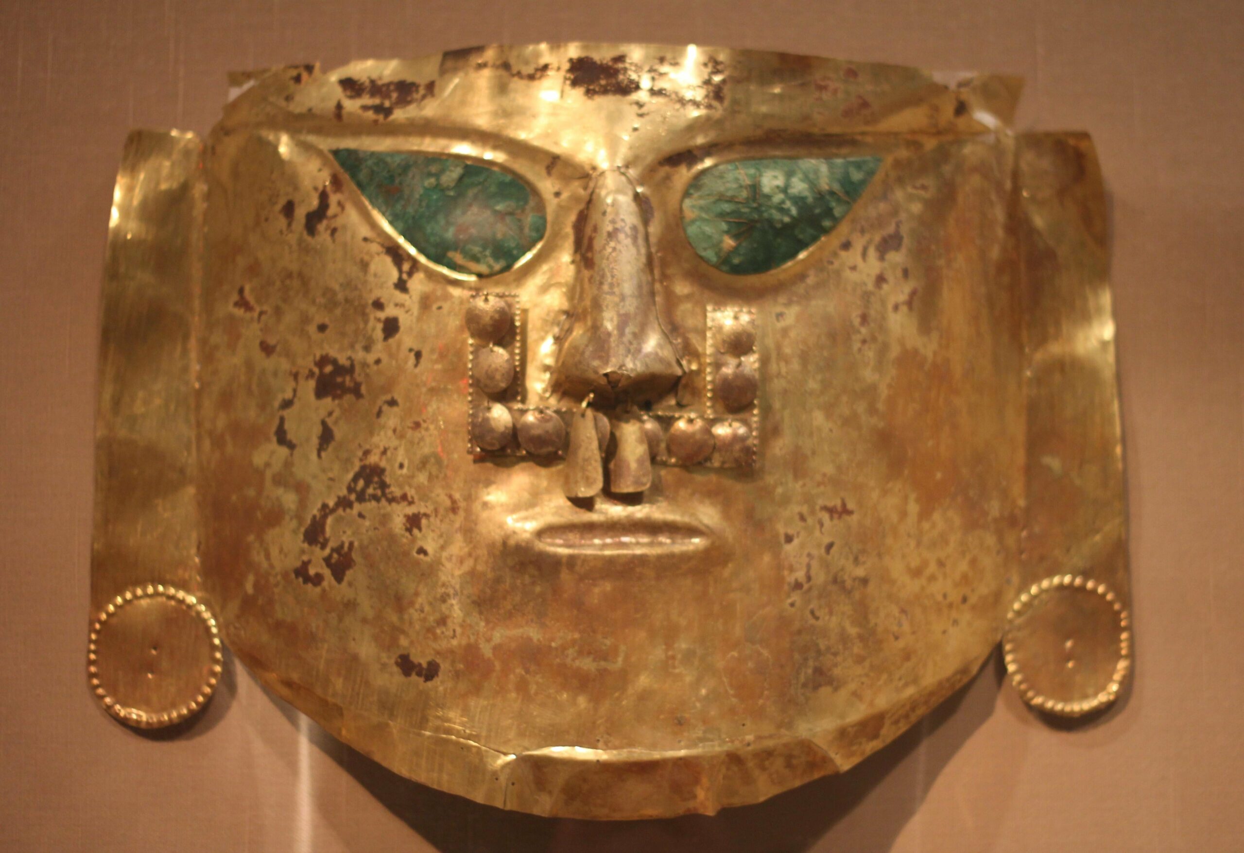 Uma máscara cerimonial de Sicán, notavelmente sem tinta, no Museu de Arte de Dallas. Foto: Wikimedia Commons //en.wikipedia.org/wiki/Sican_culture#/media/File:Ceremonial_Mask_(peru,_North_Coast,_La_Leche_Valley,_A.D._900-1100).JPG