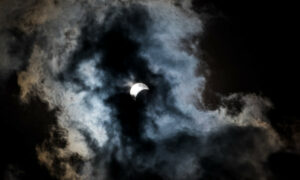 Fotógrafo egípcio capta foto de eclipse solar sobre pirâmide de Gizé