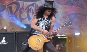 Slash, do Guns N'Roses, monta produtora de filmes de terror; saiba detalhes