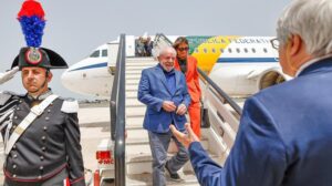 O presidente Lula desembarcando do atual "Aerolula"