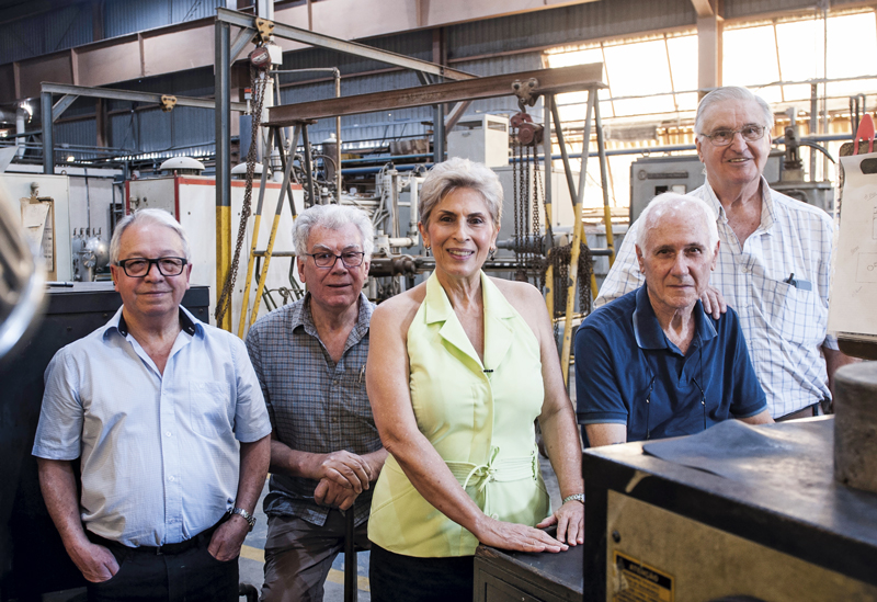 Após 45 anos, alguns dos pesquisadores e técnicos que participaram do Projeto Nióbio: Sebastião Ribeiro, Rodolfo José Lopes, Rosa Conte, Carlos Roberto Dainesi e Antonio Sartori (da esquerda para a direita)