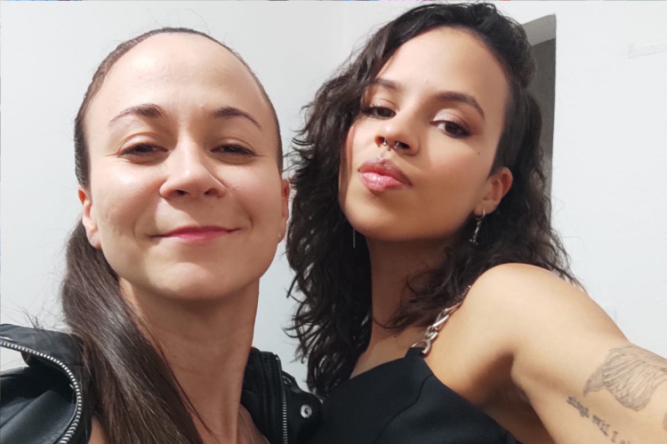 Na foto de cima, Camila junto à mãe e à irmã. Abaixo, a cientista ao lado da noiva Monique