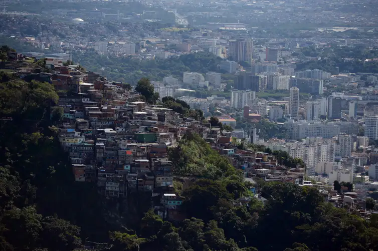 Área de encosta em comunidade do Rio de Janeiro